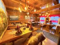 een grote kamer met tafels en stoelen in een cabine bij Zrub Niki in Ždiar