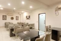 une salle à manger avec une table et des chaises dans l'établissement Hotel Emerald Suites & Banquet By Aura, à Noida