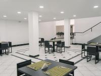 une salle à manger avec des tables et des chaises et un escalier dans l'établissement Tikva Hotel, à Cuenca