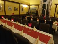 een conferentieruimte met een lange tafel en stoelen bij Hotel Altberesinchen in Frankfurt/Oder