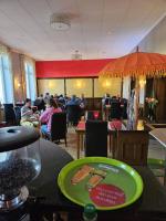 een restaurant met een bord eten op een tafel bij Hotel Altberesinchen in Frankfurt/Oder