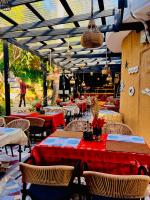 een restaurant met tafels en stoelen met rode tafelkleden bij Chic Premium Hotel in Durocher