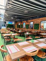 een eetkamer met tafels en stoelen in een gebouw bij Residencial DB in Luanda