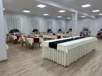 una stanza con tavoli e sedie e un grande letto di O W Dab a Ustroń