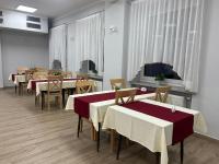 una sala da pranzo con tavoli e sedie e un camino di O W Dab a Ustroń