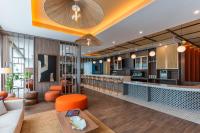 een open keuken en woonkamer met oranje accenten bij Hyatt Place Merida/ Via Montejo in Mérida