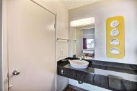 Motel 6-Oakland, CA - Embarcaderoにあるバスルーム