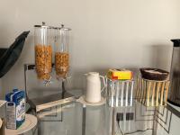 ein Glastisch mit etwas Essen in einem Mixer in der Unterkunft Karim Hotel in Dammam