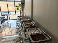 ein Buffet mit vielen Tabletts Essen in der Unterkunft Karim Hotel in Dammam