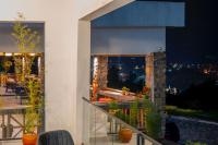 balkon z widokiem na miasto w nocy w obiekcie Inyoni Boutique Hotel and Restaurant w mieście Gisenyi