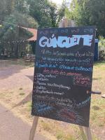 un cartello con una scritta in un parco di camping de brocéliande a Néant-sur-Yvel