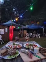 una tavola con piatti di cibo e bicchieri di vino di camping de brocéliande a Néant-sur-Yvel