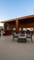 een groep stoelen en tafels in een gebouw bij هورايزون بلص in Najran