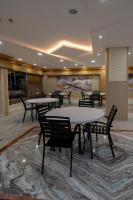 een groep tafels en stoelen in een kamer bij هورايزون بلص in Najran