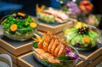 een tafel met kommen salade en groenten bij Orange Crystal Hotel Qingdao Jimo Ancient Town in Jimo