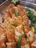 een schaal met eten, met garnalen en groenten erop bij Deyar Al Eiman Hotel in Al Madinah