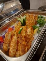 een dienblad met vis en groenten erop bij Deyar Al Eiman Hotel in Al Madinah