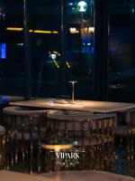 een ronde tafel in een kamer met een raam bij ViparkOtel&Spa in İskenderun