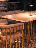 een houten tafel en stoelen in een kamer bij ViparkOtel&Spa in İskenderun