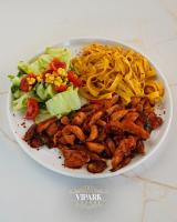 een witte schotel met een salade en vlees bij ViparkOtel&Spa in İskenderun