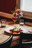 een tafel met een bord eten en een glas wijn bij mein werder - hotel am markt in Werder