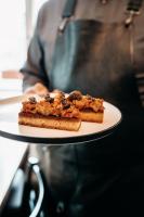 een persoon die een bord vasthoudt met twee stukken voedsel bij mein werder - hotel am markt in Werder