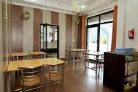 een restaurant met tafels en stoelen in een kamer bij Hotel Vasundhara Palace, Chamba in Chamba