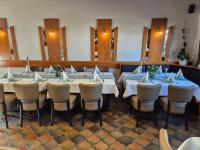 een eetkamer met een lange tafel en stoelen bij Hotel Restaurant Neffelthal in Kerpen