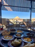 een tafel met daarop borden met eten bij RAAK HOTEL فندق راك in Siwa