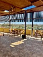 een paviljoen met tafels en stoelen op een patio bij RAAK HOTEL فندق راك in Siwa