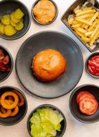 een bord met een broodje en frietjes bij Crowne Plaza Merida by IHG in Mérida