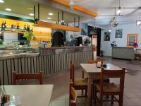 een restaurant met een tafel, stoelen en een toonbank bij Hotel Brussa 340 in Brussa