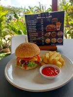 une assiette avec un sandwich, des frites et du ketchup dans l'établissement The Twins Sunset Bungalow, à Palebah