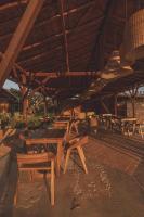een groep picknicktafels en banken onder een dak bij Hotel Ambil in Barichara