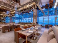 un ristorante con tavoli e sedie e un bar di Orange Crystal Hotel Nanjing Drum Tower a Nanjing