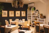 ein Speisesaal mit Tischen und Stühlen in einem Restaurant in der Unterkunft Hotel Globo in Formigine