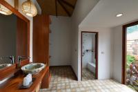 a bathroom with a large bowl sink and a tub at PingChan Koh Phangan Beachfront Resort in Thong Nai Pan Yai