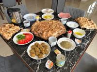 호텔 내부 또는 인근 먹을 거리