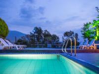 Bazén v ubytování Hotel Nessi Locarno nebo v jeho okolí