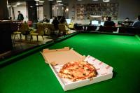 Eine Pizza in einem Karton steht auf einem Tisch. in der Unterkunft Link Hotel & Hub By Dan Hotels in Tel Aviv