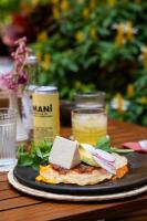 een bord met een sandwich met kaas en groenten op tafel bij Flor de Mayo Hotel & Restaurant in Cuernavaca