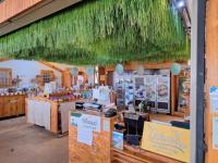 ein Ladenlokal mit einem großen grünen Dach in der Unterkunft Rai Ruen Rom Organic and Farmstay in Ban Sawan