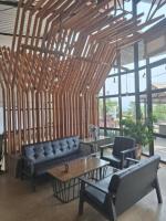 ein Wohnzimmer mit Sofa und Tisch in der Unterkunft Rai Ruen Rom Organic and Farmstay in Ban Sawan