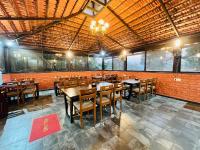 En restaurant eller et andet spisested på Shinde's Tikona Valley Farm