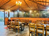 En restaurant eller et andet spisested på Shinde's Tikona Valley Farm