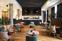 een restaurant met tafels en stoelen en een bar bij Fosshotel Reykjavík in Reykjavík