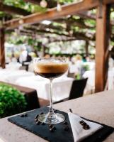 ein Glas Wein auf einem Tisch in der Unterkunft Locanda Sibilla Luxury Suites in Tivoli