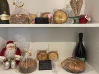 ein Regal mit einer Flasche Wein und etwas Brot in der Unterkunft R&B MiDora Montale in Montale