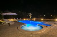 Bazén v ubytovaní Holiday Home Luce alebo v jeho blízkosti