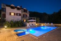 Bazén v ubytovaní Holiday Home Luce alebo v jeho blízkosti